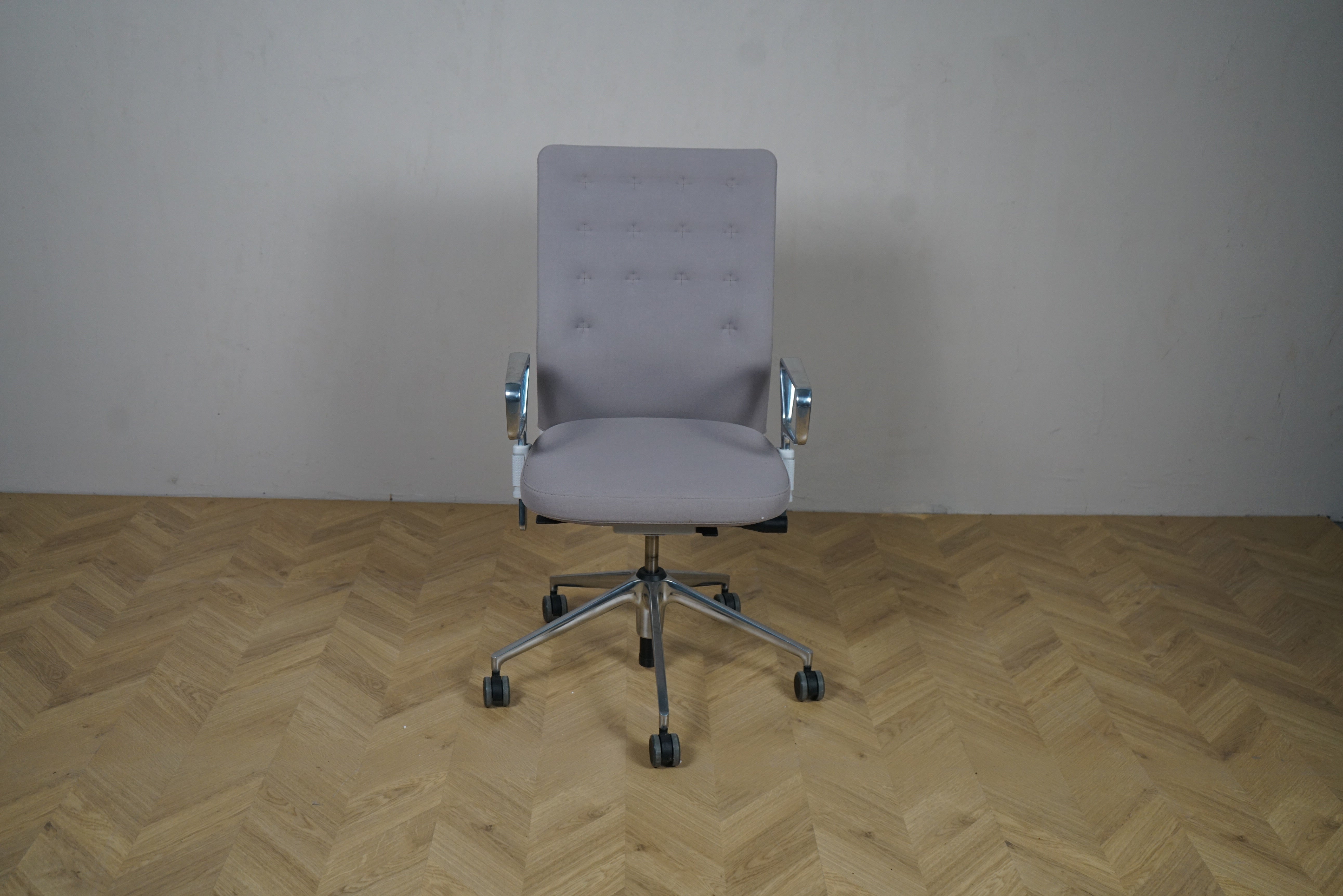 Vitra ID Trim kontorstol i lysegrå med armlæn set forfra